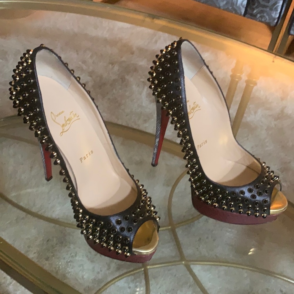 Shoes/ Red bottoms